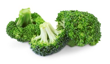 Taze çiğ yeşil brokoli beyaza izole edilmiş.