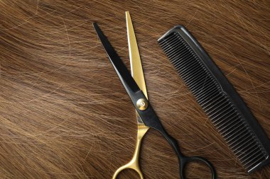 Makas ve tarak güzel kahverengi saçlar, üst manzara