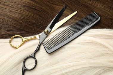 Makas ve tarak farklı renklerde güzel saçlarda, görüntünün üstünde