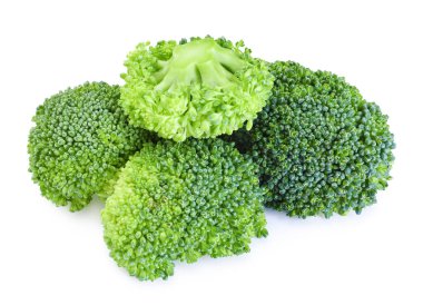 Taze çiğ yeşil brokoli beyaza izole edilmiş.