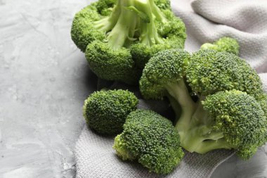 Gri desenli masada taze çiğ brokoli, yakın plan.