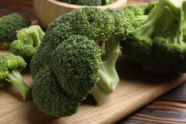 Masada taze çiğ brokoli, yakın çekim görüntüsü.