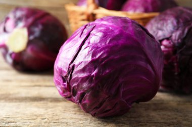 Ahşap masada olgun kırmızı lahanalar, yakın plan.