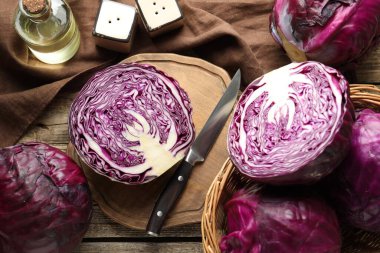 Taze kırmızı lahanalar, ahşap masada bıçak ve yağ, düz uzanmış.