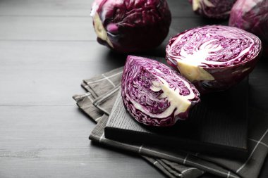 Siyah ahşap masada taze kırmızı lahanalar var. Yakın plan. Metin için boşluk