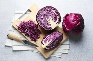 Taze kırmızı lahanalar, masa üzerinde bıçak, düz yatış.