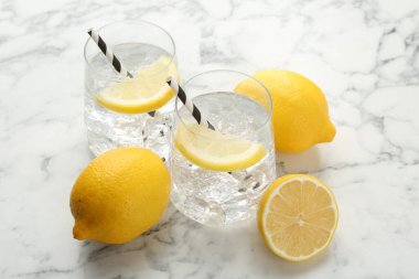 Limonlu ve buzlu beyaz mermer masadaki suyu tazeliyorum.