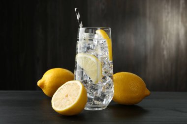 Siyah masada limon ve buzla ferahlatıcı su, yakın plan.