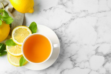 Limonlu Aromatik çay ve beyaz mermer masada nane şekeri. Metin için boşluk