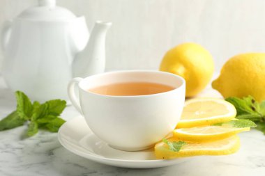 Beyaz mermer masada limonlu ve naneli Aromatik çay, yakın plan.