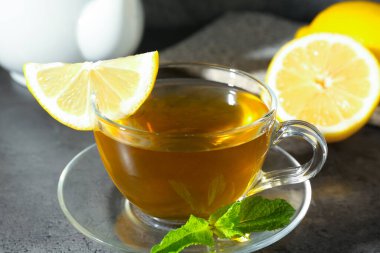 Limonlu ve nane şekerli yeşil çay, yakın plan.
