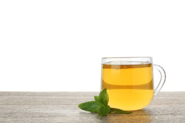 Bardakta limon ve tahta masada beyaz arka planda naneli çay, metin için yer