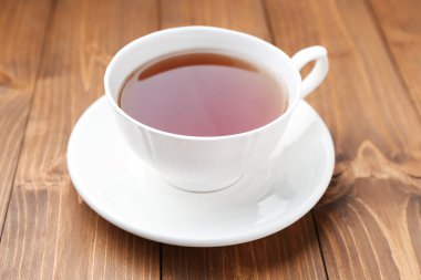 Ahşap masada bir fincan siyah çay, yakın plan.