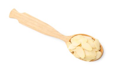 Kaşık içindeki taze badem taneleri beyaza izole edilmiş, üst manzara