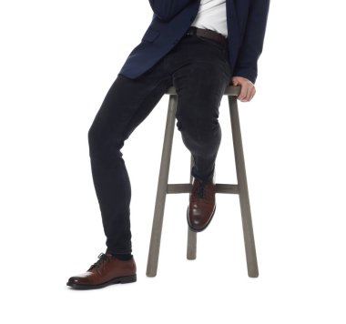 Beyaz arka planda kotlu bir adam, yakın plan.