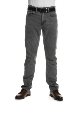 Beyaz arka planda şık kotlu adam, yakın plan.