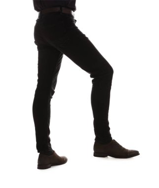 Beyaz arka planda şık kotlu adam, yakın plan.