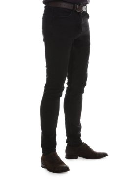 Beyaz arka planda şık kotlu adam, yakın plan.