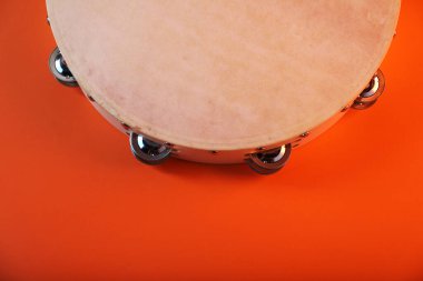 Turuncu arka planda tef, yakın plan. Geleneksel müzik aleti