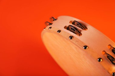 Turuncu arka planda tef, yakın plan. Metin için boşluk