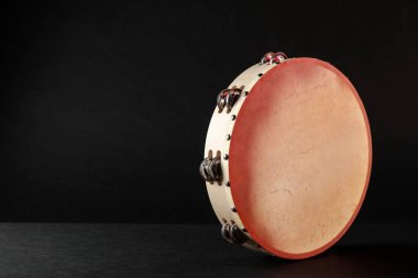 Siyah arka planda tef. Metin için boşluk