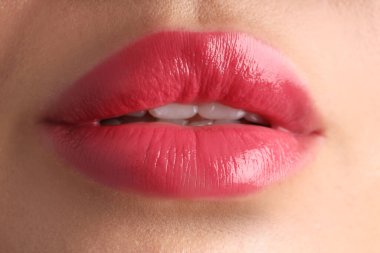 Dudaklarında güzel ruj izi olan bir kadın, makro manzaralı.