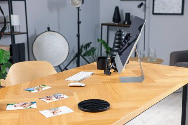 Resim ve bilgisayar stüdyodaki ahşap masada.