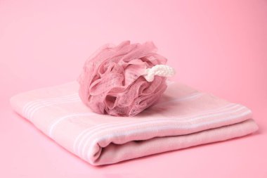 Pembe arka planda havlusu olan duşlu puf