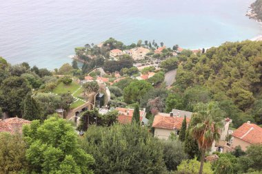 Deniz kenarındaki tepenin güzel manzarası