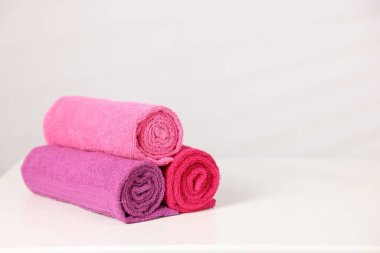 Beyaz masa üzerinde yeni rulo havlular, metin için boşluk