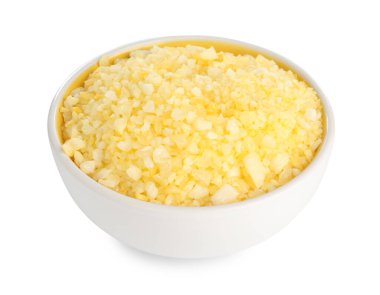 Sarı deniz tuzu beyaz kasede izole edilmiş.