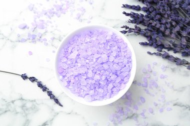 Kase içinde mor deniz tuzu ve beyaz mermer masada lavanta, düz yatıyordu.