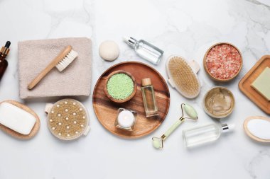 Beyaz mermer masa üzerinde farklı spa ürünleri ile düz konum