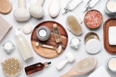 Spa ürünleri ve beyaz mermer masa üzerinde mum yakma ile düz bileşim yatıyordu