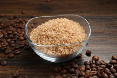 Doğal deniz tuzu ve kahve çekirdekleri ahşap masada, yakın plan.