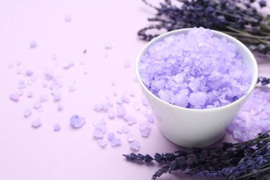 Menekşe arkaplanda deniz tuzu ve lavanta çiçekleri, yakın plan.