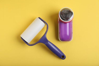 Sarı arka planda pamuk tutacağı ve kumaş traş makinesi, düz konum