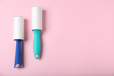 Pembe arka planda iki iplik rulo, düz yatıyordu. Metin için boşluk