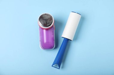 Lint silindir ve kumaş tıraş edici açık mavi arka planda, düz yatıyordu