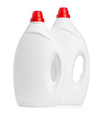 Çamaşır deterjanı olan şişeler beyaza izole edilmiş.