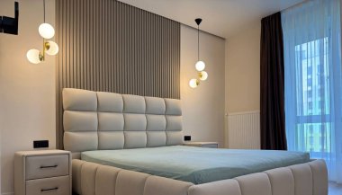 Şık bir yatak odası. Rahat büyük bir yatak odası ve parlak lambalar.