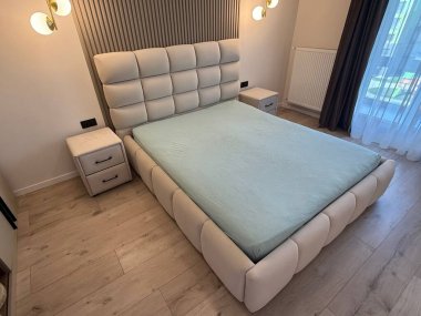 Şık bir yatak odası. Rahat büyük bir yatak odası ve parlak lambalar.