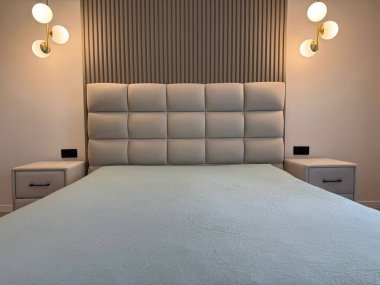 Şık bir yatak odası. Rahat büyük bir yatak odası ve parlak lambalar.