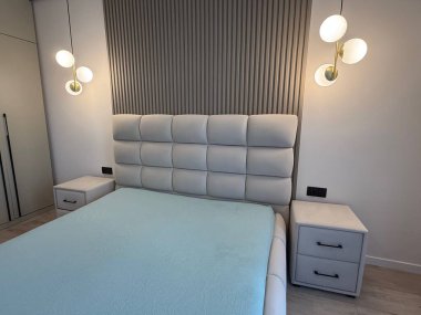 Şık bir yatak odası. Rahat büyük bir yatak odası ve parlak lambalar.