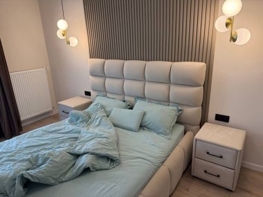 Şık bir yatak odası. Rahat büyük bir yatak odası ve parlak lambalar.