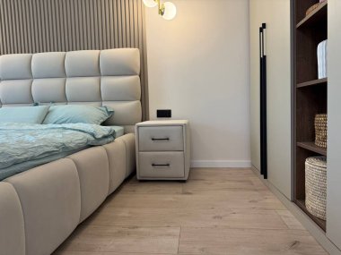 Şık bir yatak odası. Rahat büyük bir yatak odası ve parlak lambalar.