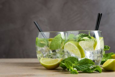 Limonlu ve naneli bir bardak lezzetli kokteyl, ahşap masa, yakın plan. Metin için boşluk