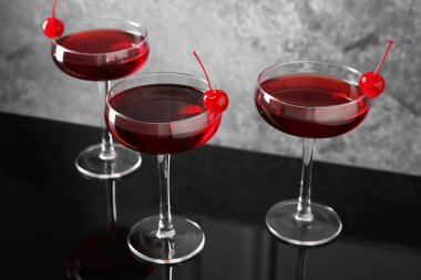 Aynanın yüzeyinde garnitürlü lezzetli kokteyller, yakın plan.