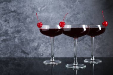 Aynanın yüzeyinde garnitürlü lezzetli kokteyller, metin için yer.