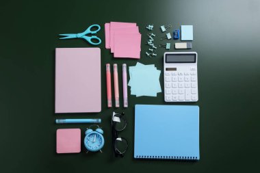 Öğretmenler günün kutlu olsun. Yeşil arkaplanda farklı kırtasiye malzemesi, düz konum